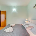 Jovi-relaxing, Fenced, Private, Heated Pool & View * Tugare
