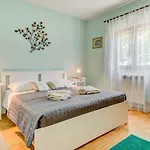 Jovi-relaxing, Fenced, Private, Heated Pool & View Tugare