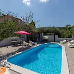 Jovi-relaxing, Fenced, Private, Heated Pool & View Tugare