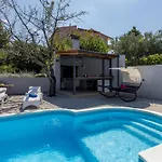 Vakantiehuis Jovi-relaxing, Fenced, Private, Heated Pool & View Tugare