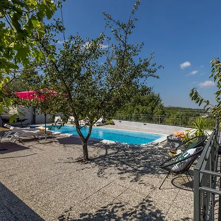 Jovi-relaxing, Fenced, Private, Heated Pool & View