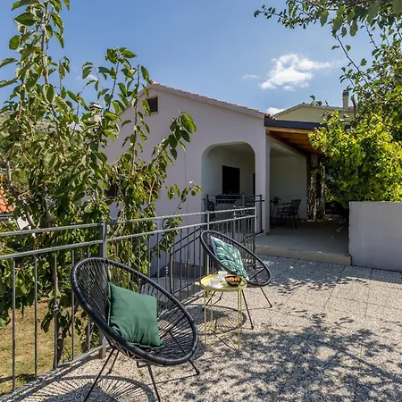 Jovi-relaxing, Fenced, Private, Heated Pool & View Tugare