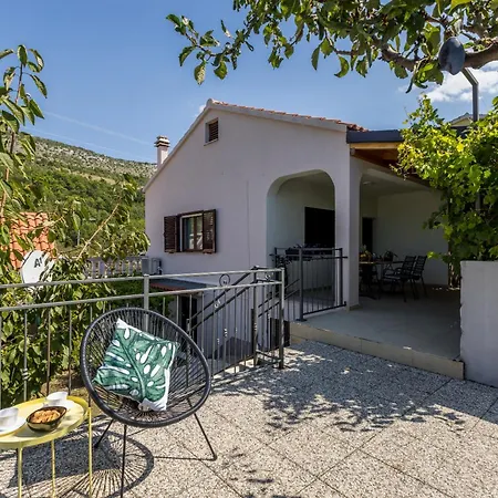 Jovi-relaxing, Fenced, Private, Heated Pool & View *