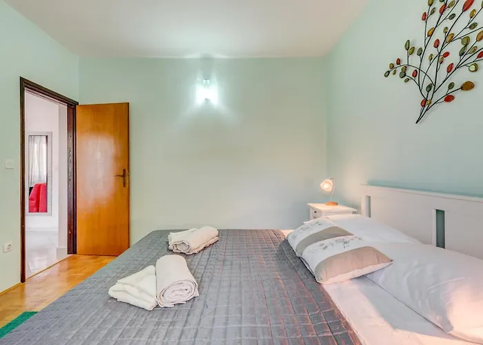 Jovi-relaxing, Fenced, Private, Heated Pool & View * Tugare