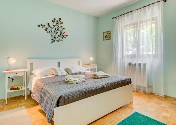 Jovi-relaxing, Fenced, Private, Heated Pool & View Tugare