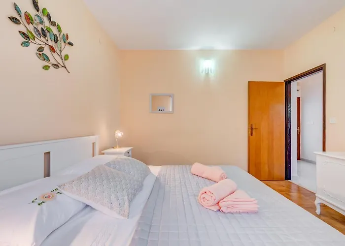 Jovi-relaxing, Fenced, Private, Heated Pool & View *