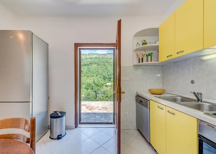 Jovi-relaxing, Fenced, Private, Heated Pool & View Tugare
