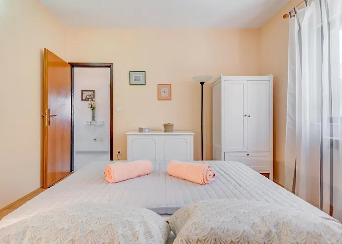 Jovi-relaxing, Fenced, Private, Heated Pool & View * Tugare