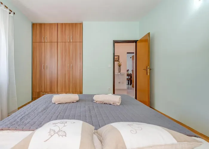 Jovi-relaxing, Fenced, Private, Heated Pool & View Tugare