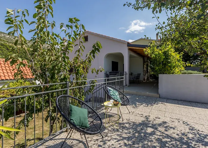 Jovi-relaxing, Fenced, Private, Heated Pool & View Tugare