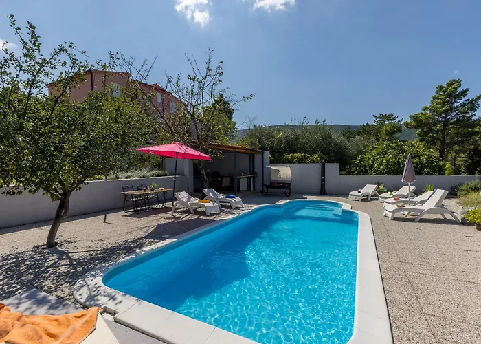 Jovi-relaxing, Fenced, Private, Heated Pool & View Tugare