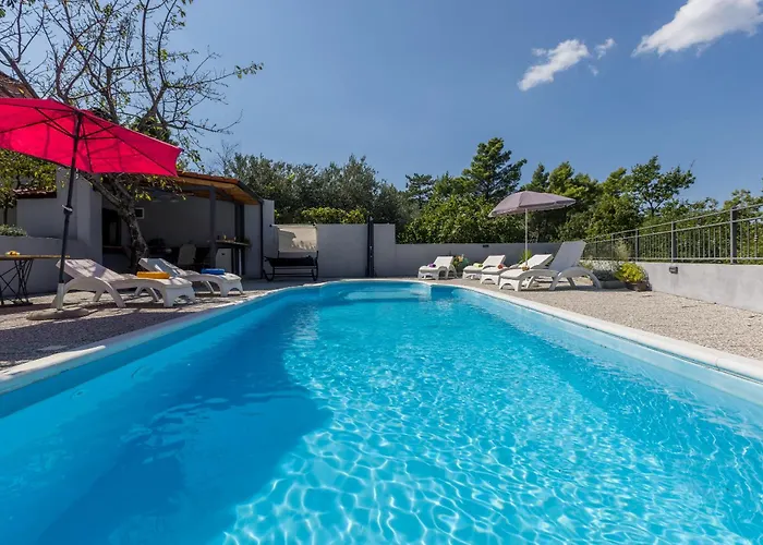 Jovi-relaxing, Fenced, Private, Heated Pool & View * Tugare