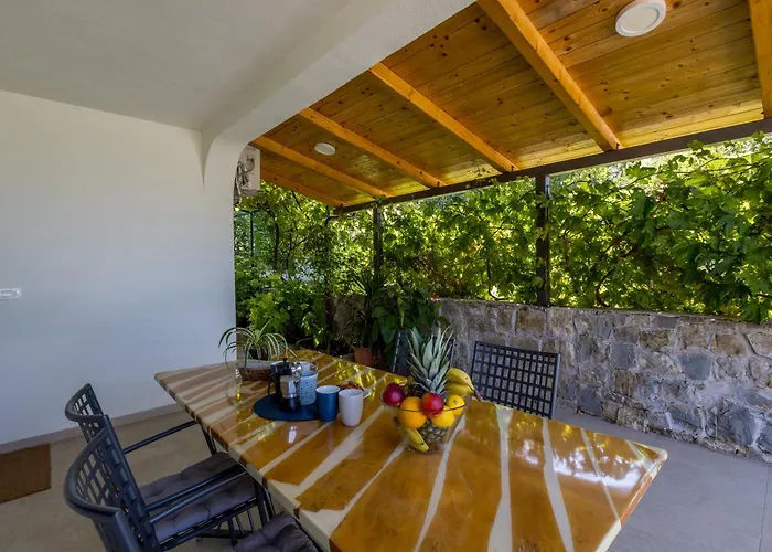 Jovi-relaxing, Fenced, Private, Heated Pool & View Tugare