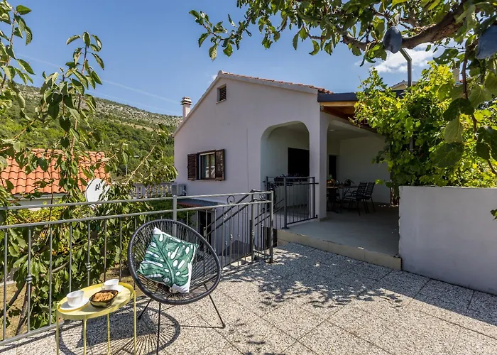 Jovi-relaxing, Fenced, Private, Heated Pool & View *