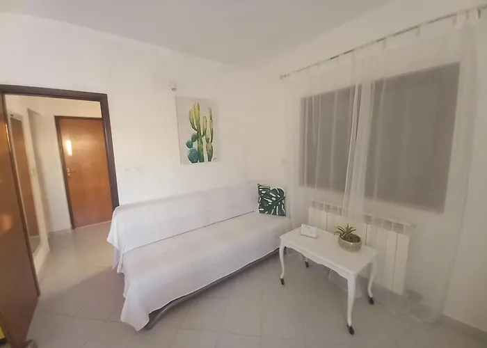 Jovi-relaxing, Fenced, Private, Heated Pool & View